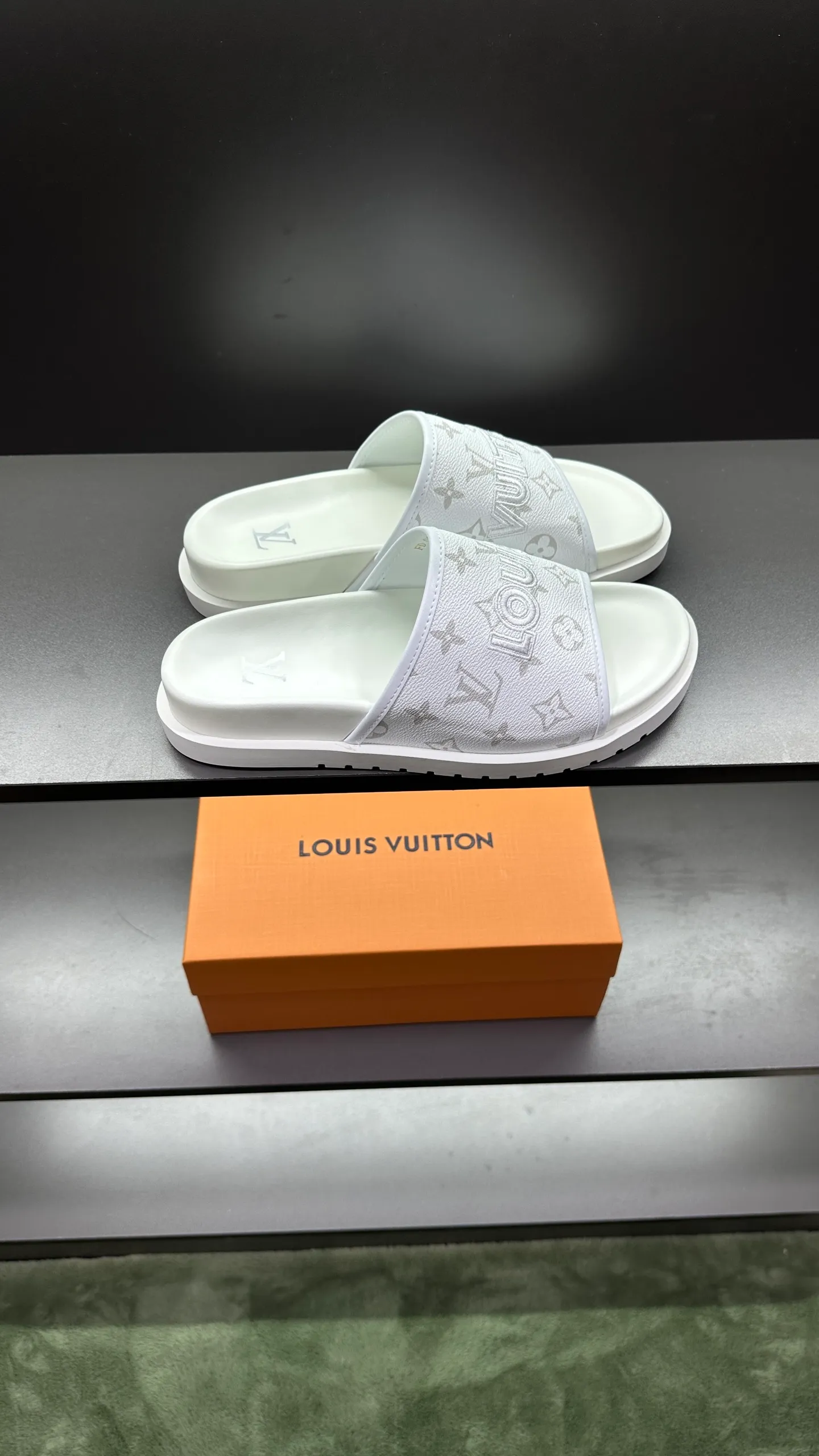 [L Home] P: 300💰Size: 38-45 Top purchasing lv men's summer slippers, classic presbyopia with soft real leather lining, unique color splicing effect, distinctive personality, fashionable and trendy essential style, light and comfortable. Lightweight and tough rubber insole, micro ridged foam outsole, super comfortable!